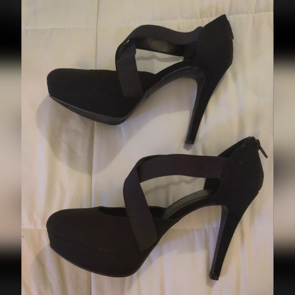 SOLD Nine West Black Suede Strappy Heels In Size 10. Zipper back. 4.5 inch - Picture 5 of 7